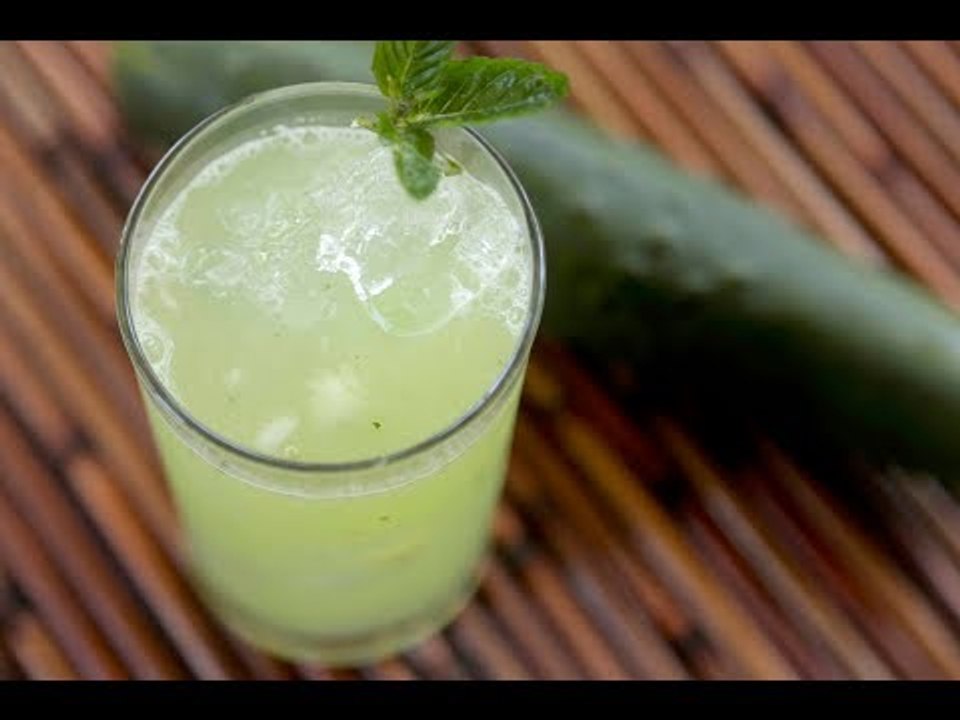 Agua fresca de pepino con limón y menta