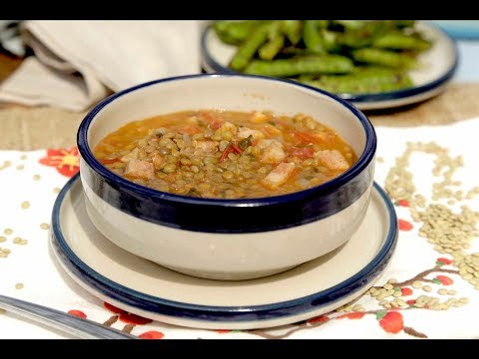 Lentejas con tocino, tomate y cilantro