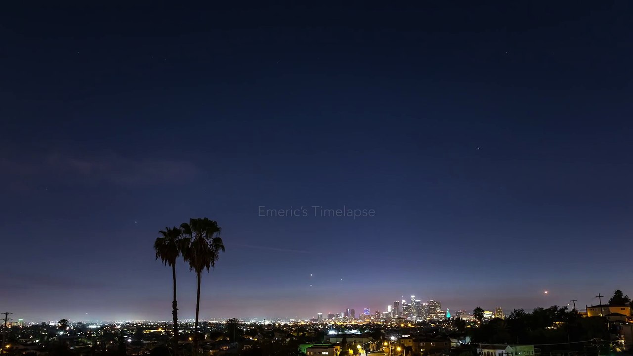 La fusée Falcon 9 dans le ciel de Los Angeles (Timelapse) Vidéo
