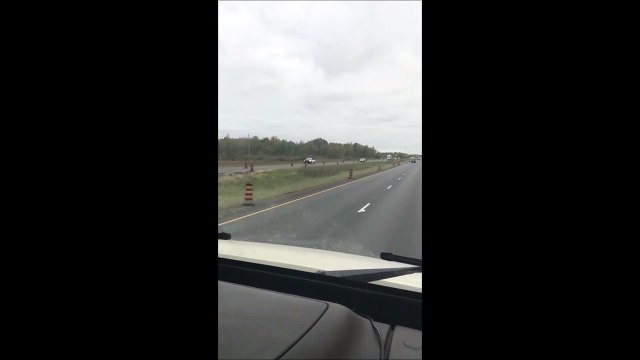 Il croise un fou en marche arrière sur l'autoroute, à contre-sens