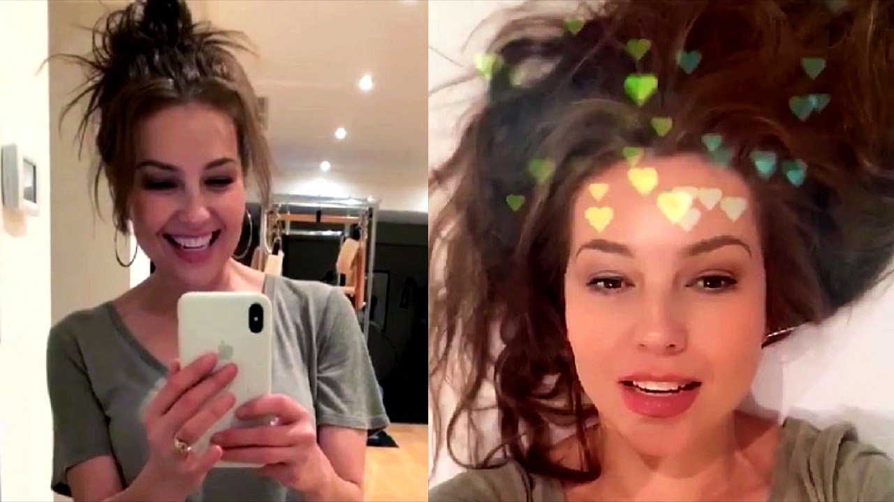 Thalía baila frente al espejo y termina agotada