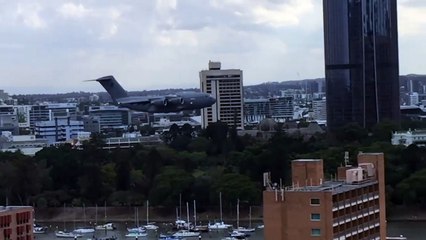 Australie : quand un avion militaire vole à basse altitude au dessus d'une ville