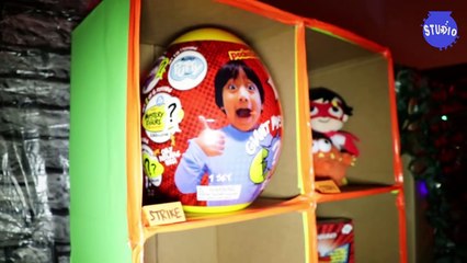 Giant Halloween Maze Challenge with Zombies + Giant Dinosaurs! WILL I EVER ESCAPE?