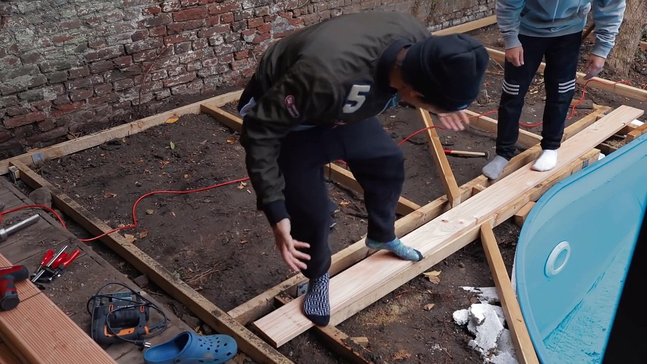 POOL-TERRASSE wird weiter GEBAUT (hoffentlich ist die auch gerade)