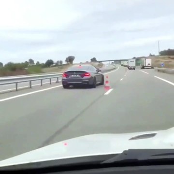 Il drift entre les plots sur l'autoroute avec sa Bmw M4.