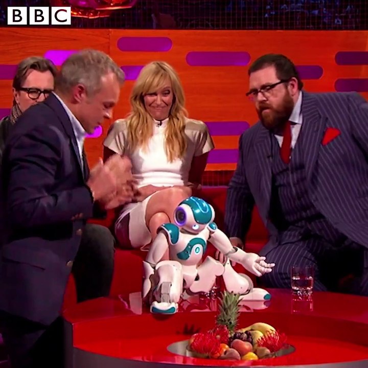 Un robot fascine le public avec ses compétences en danse pendant un show TV