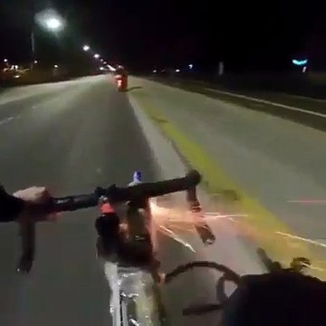 Ce cycliste tire des feux d'artifice sur des motards