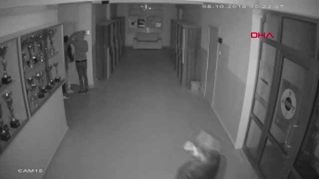 Kütahya Okuldan Yangın Söndürme Tüpü Çaldılar, Güvenlik Kamerasından Yakalandılar