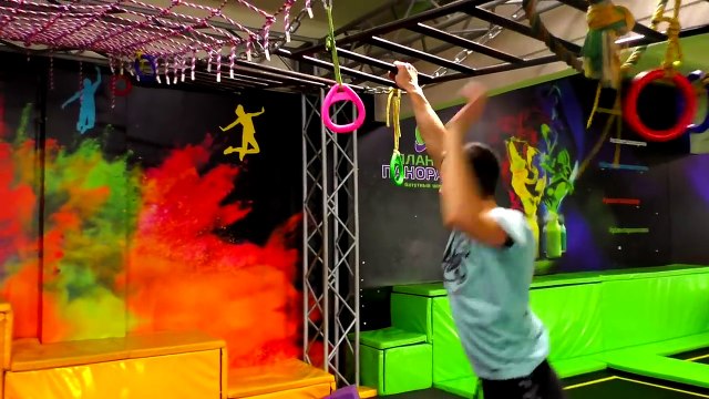 Рома и папа сбежали от Хелпика в детский развлекательный центр с батутами и бассейном с кубиками