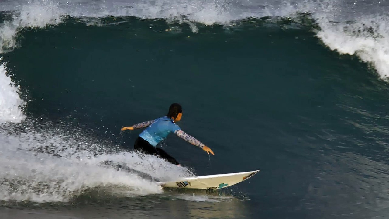 Adrénaline - Surf : Johanne Defay s'extirpe du piège du round 3 du Roxy Pro France 2018