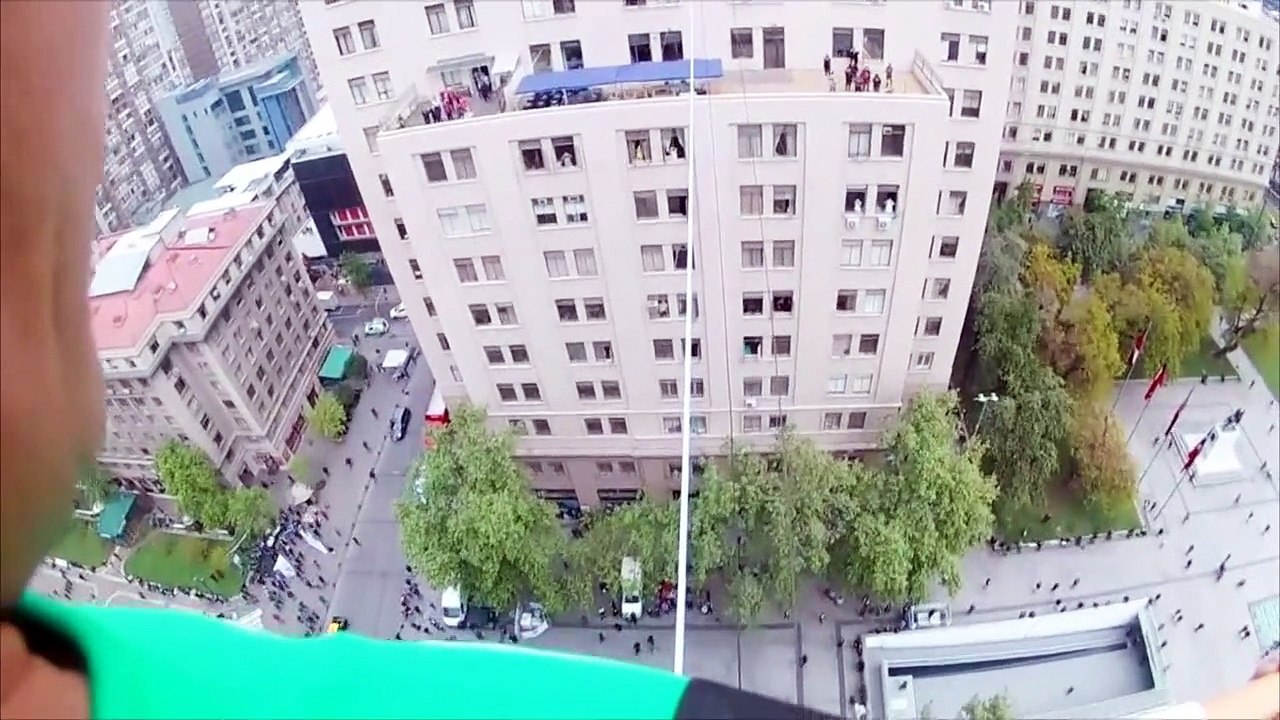 Han går på lina 53 meter upp i luften