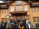 لحظة هروب الرئيس الأوكراني من مقر إقامته بكييف