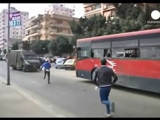 مسخره مواطن مصري يسيب المراسل ويجري عشان الاتوبيس