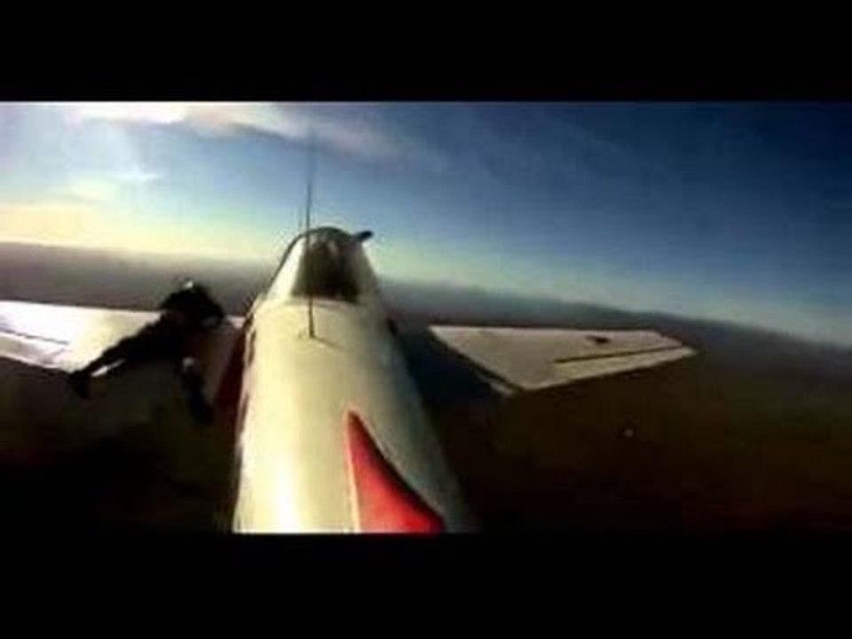 فيديو خطير مجنون يتعلق بجناح طائرة وهي تطير وتدور في السماء‬