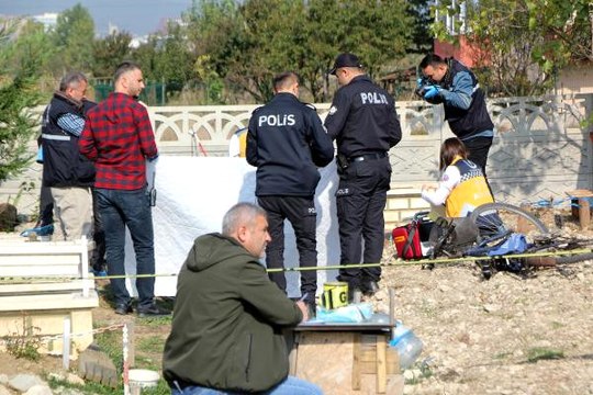 Hakkınızı Helal Edin Mesajı Atıp Babasının Mezarı Başında İntihar Etti