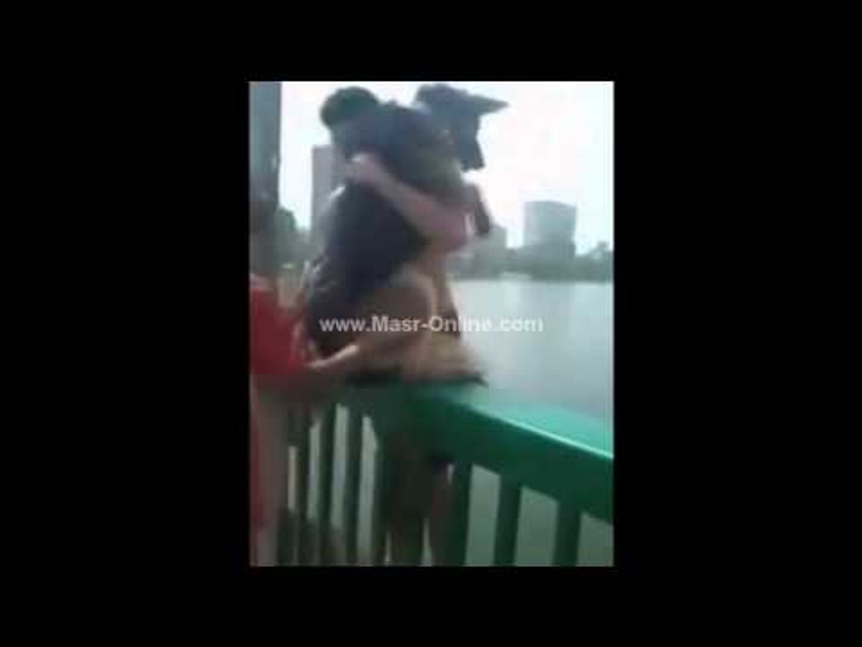 بالفيديو.. مصرى يقفز بـ«كلبه» فى النيل من اعلي كوبري قصر النيل