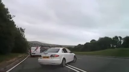 VÍDEO: casi provoca un accidente por hacer esta burrada