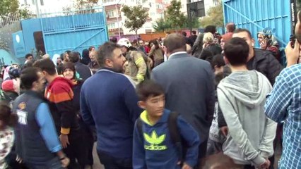 - Bahçelievler'de ortaokul'da yangın- Dumandan etkilenen öğrenci itfaiye erinin kucağınbda dışarı çıkarıldı- Veliler okula akın etti