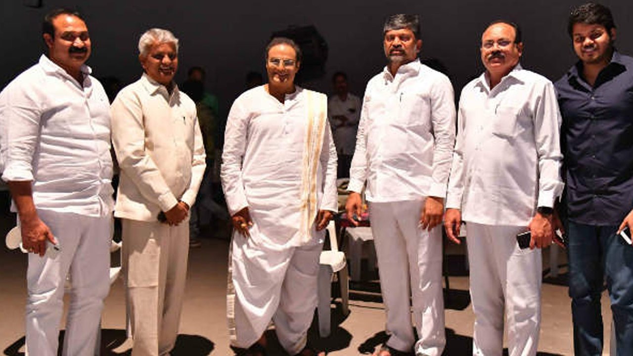 బాలకృష్ణ ను కలిసిన టీడీపీ నేతలు
