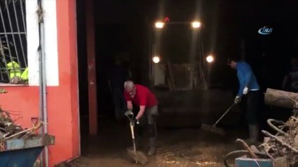 - Dünyanın bir numarası Nadal ülkesi için kolları sıvadı- Nadal eline süpürge alıp temizlik çalışmalarına katıldı