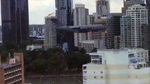 Avustralya'da askeri kargo uçağı gökdelenlerin arasına daldı!