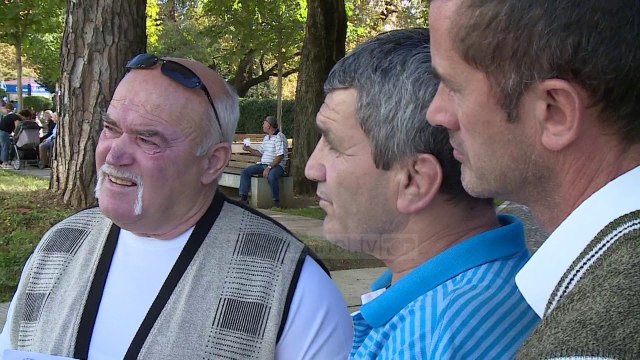 Ish-të përndjekurit duan pensionet, protestë para Kuvendit - Top Channel Albania - News - Lajme