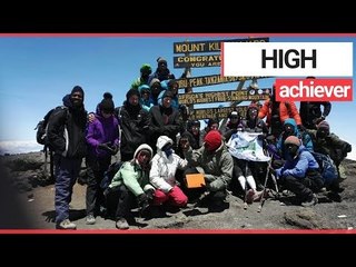 Video herunterladen: Mum who lost limbs to a sepsis infection climbs Kilimanjaro | SWNS TV