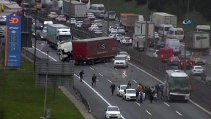 TEM Otoyolu Kurtköy Mevkii'nde TIR ile otobüs çarpıştı