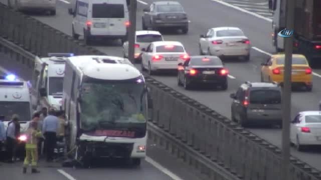 Tem Otoyolu Kurtköy Mevkii'nde Tır ile Otobüs Çarpıştı