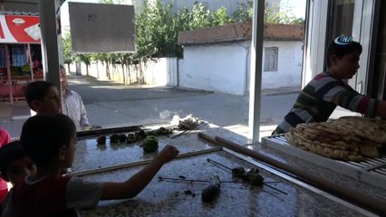 Enflasyonla mücadele için ekmeği 90 kuruşa indirdi