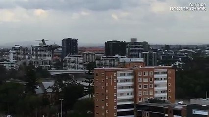 شاهد: طيار مجنون يغامر بحياة الناس ويحلق فوق المباني!