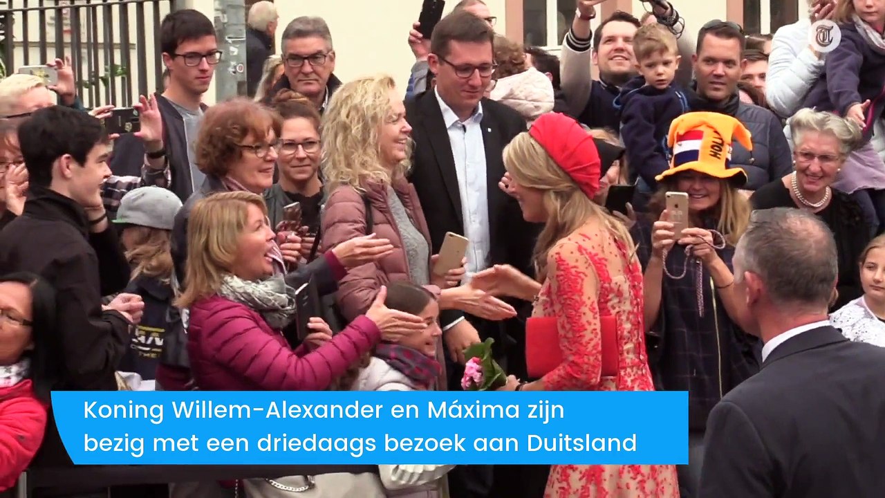 Máxima straalt in gerecyclede jurk