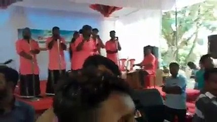 ചെങ്ങന്നൂർ കോളേജിൽ നടന്ന ഗാനമേളയ്‌ക്കിടെ നാടൻ പാട്ടിന് ഡാൻസ് ചെയ്യുന്ന കുട്ടികൾ