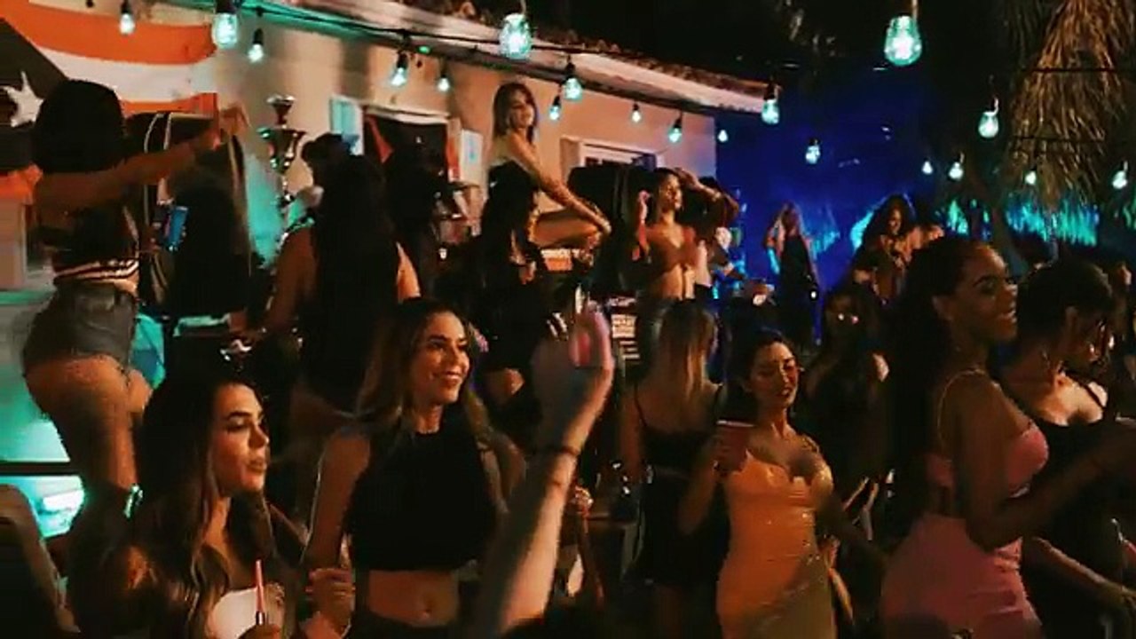 Bad Bunny feat. Drake - Mia  ( Video Oficial )
