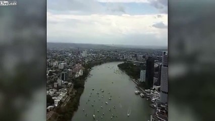 Ce boeing de l'armée frôle un gratte-ciel en Australie ! Frayeur du 11 septembre !