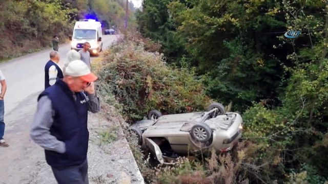 Direksiyon hakimiyetini kaybetti, 5 metreden ormana uçtu