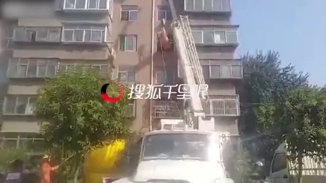 Les pompiers ont beaucoup de mal à sortir un homme obèse de 230kg blessé par la fenêtre de son appartement !