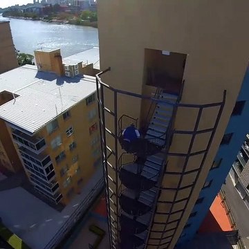 Il descend neuf étages à toute vitesse... Fou