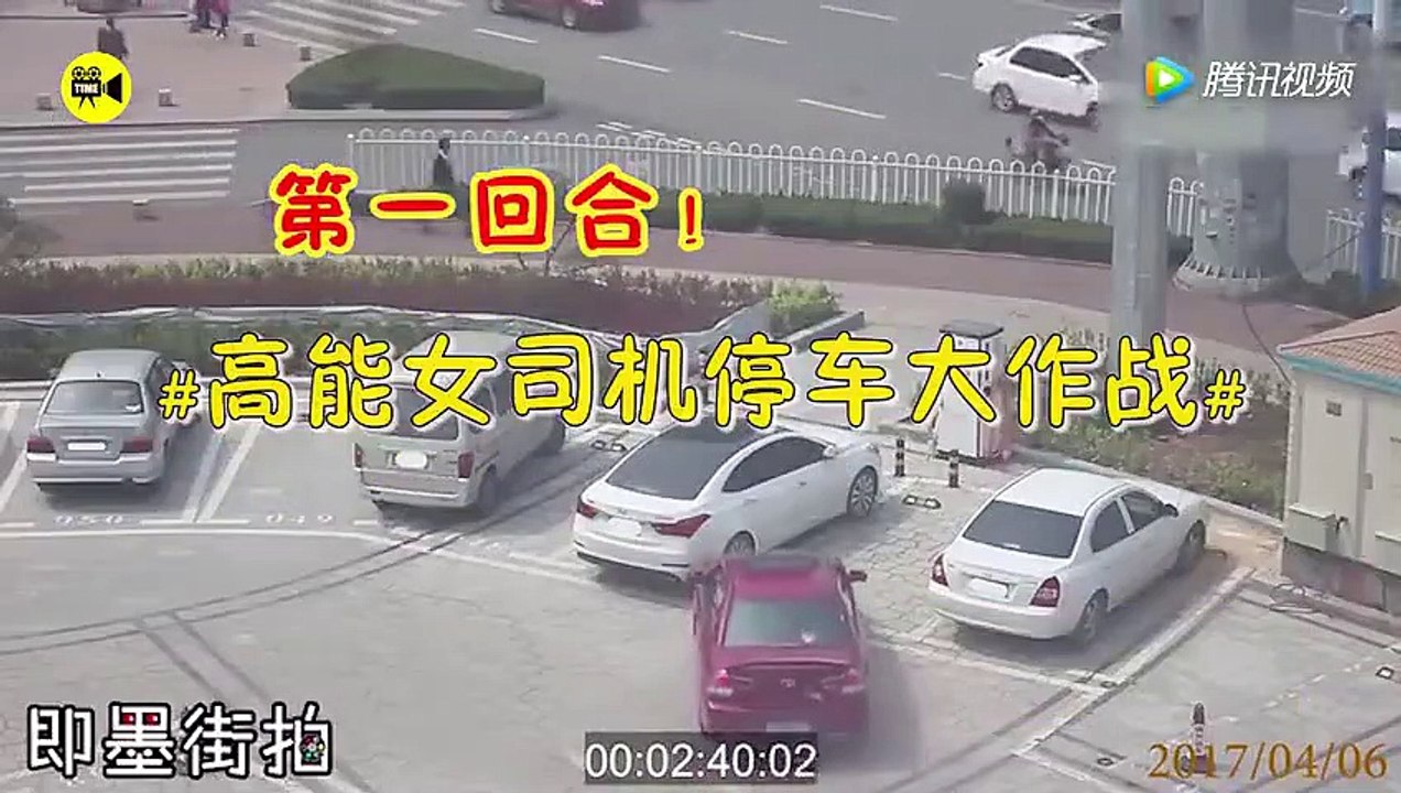 Cette débile essaie de porter sa voiture pour se garer.. Tellement mauvaise !