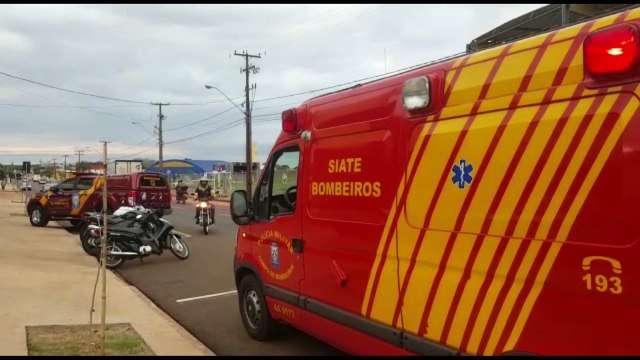 Mulher fica gravemente ferida ao ser atingida por moto