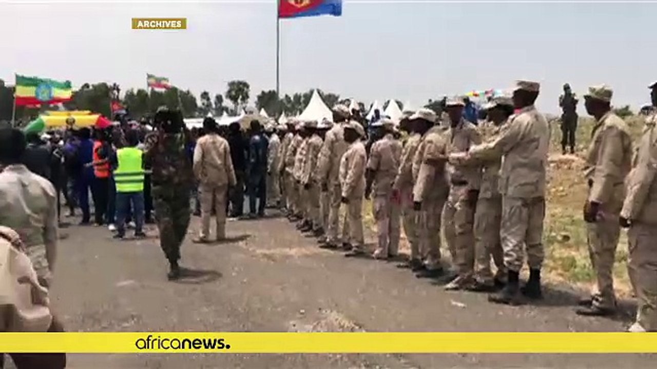 Photo: Ethiopia PM relives his military days with protesting soldiers