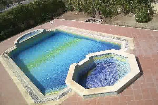 فيلا بحمام سباحه للبيع فى جاردينيا بارك