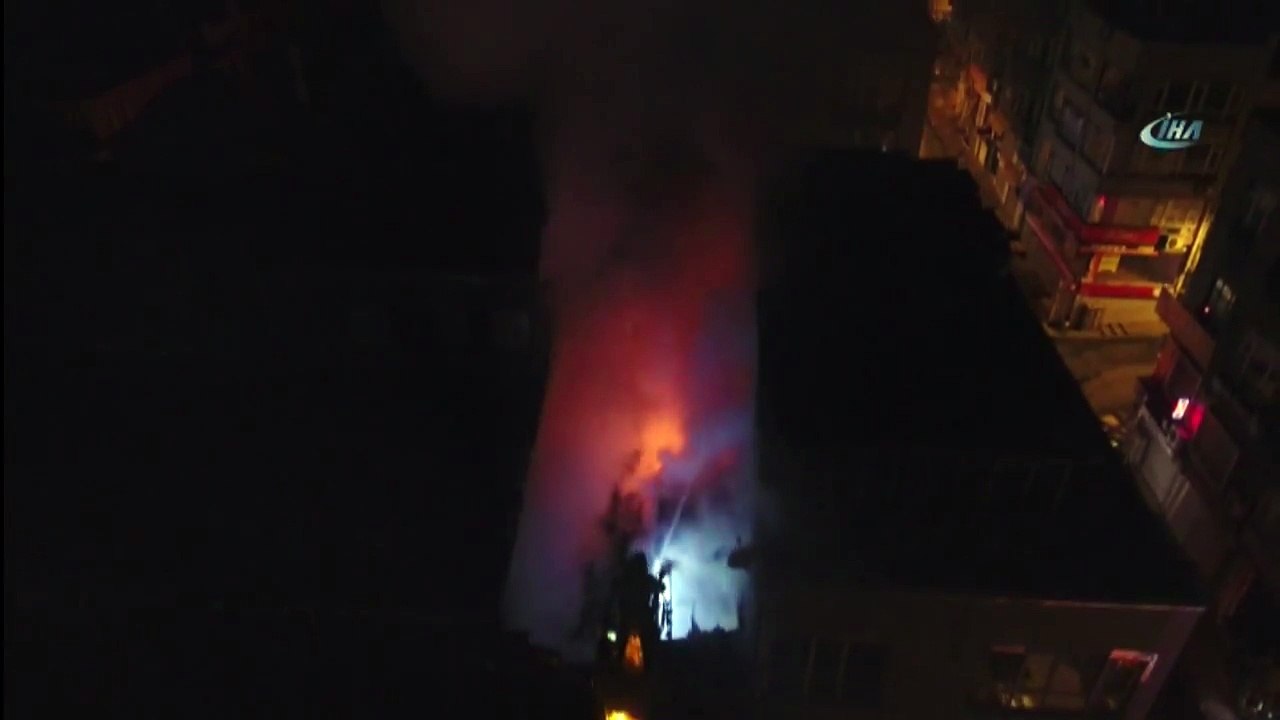 Eminönü’ndeki Hanın Çatısında Çıkan Yangın Drone ile Görüntülendi
