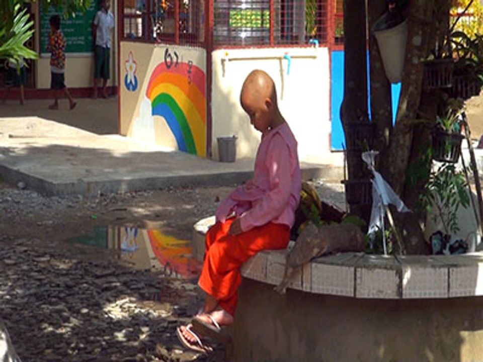 စစ္ဒုကၡကိုေ႐ွာင္ သီလ႐ွင္ဝတ္ေနရတာ အေျဖလား (႐ုပ္/သံ)