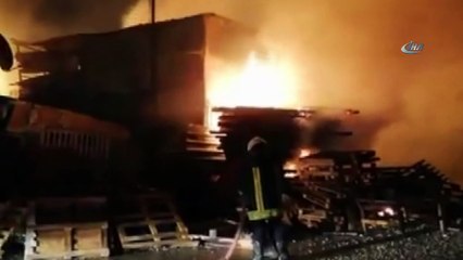 Palet fabrikasında çıkan yangın, geceyi aydınlattı