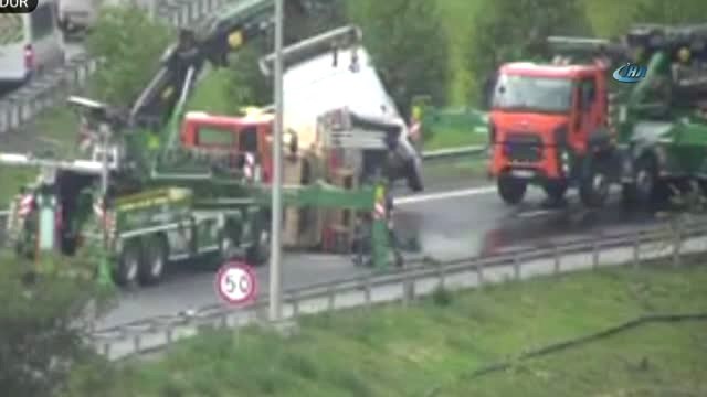 Tem Otoyolu Bahçeşehir Mevkiinde Kum Yüklü Hafriyat Kamyonu Devrildi.