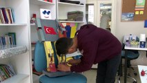 Savaş mağduru Suriyeli Ahmet, tasarımlarıyla görenleri şaşırtıyor