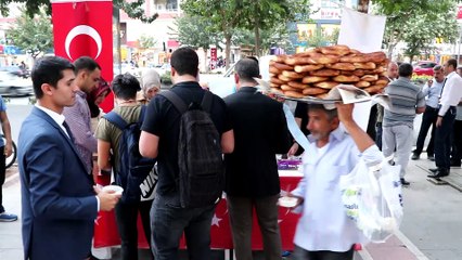 Batman'da şehit düşen 8 asker için helva dağıtıldı