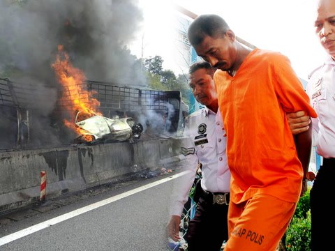 Trailer driver claims trial to driving under the influence of drugs, resulting in 5 deaths