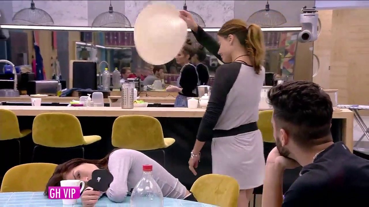 GH VIP 24H - Mónica lanza las sobras de la comida en la cabeza de Miriam